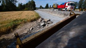 Bilde viser jordvern og lastebil på en vei