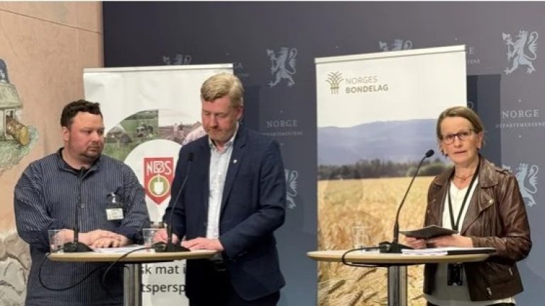 Bilde viser Norges Bondelag og Norsk Bonde- og Småbrukarlag ved Bjørn Gimming og Tor Jacob Solberg leverte sitt felles krav til staten i jordbruksforhandlingene 2025.