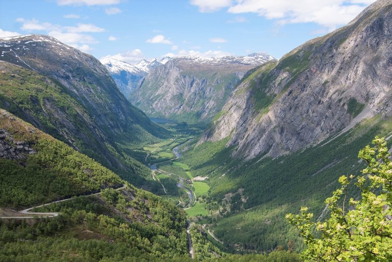 Eikesdalen sett frå Finnsetlia, øverst i området. Foto Bjørn Magne Øverås