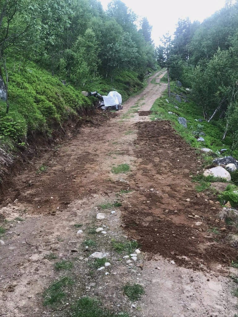 Den bratte vegen opp til garden treng ein del vedlikehald. Sunndal, Møre og Romsdal_Foto Helge Dragseth