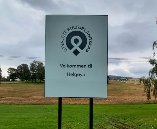 Nytt skilt ønsker velkommen til det Utvalgte kulturlandskapet på Helgøya.