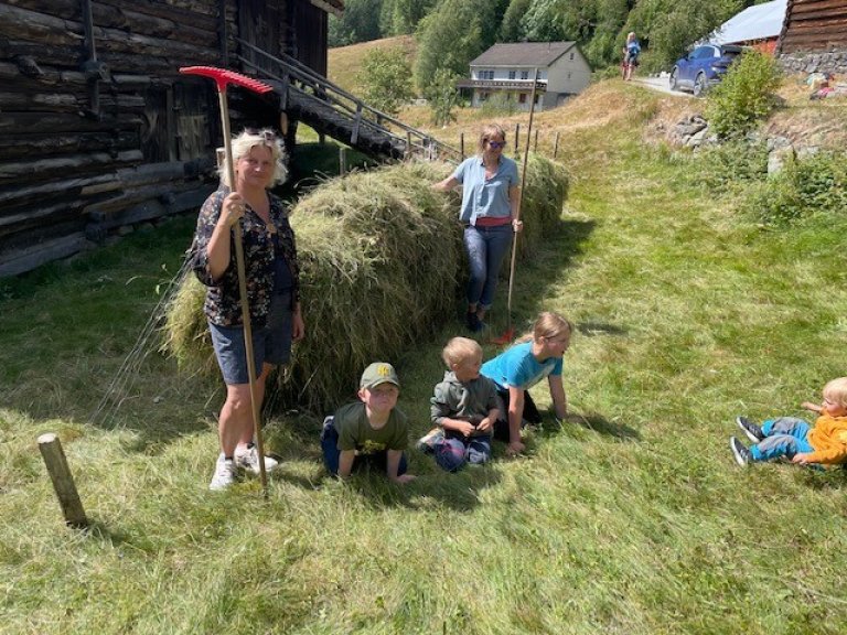 Slåttedag 2022 - hesjing - Foto Anders Dalseg, Setesdalsmuseet