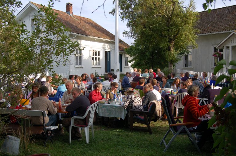 Den tradisjonsrike sommerfesten etter en hel dag med felles dugnad. Jomfruland og Stråholmen, Vestfold og Telemark_Foto Torstein Kiil