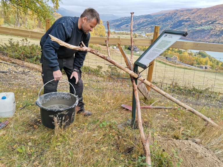 Oppsetting av skilt Ulvestigen. Her blir det fyrste skiltet sett opp av Øystein Bakke i det lokale firmaet Bakke stålprodukter AS. Nordherad, Innlandet_Fotograf Audun Heier