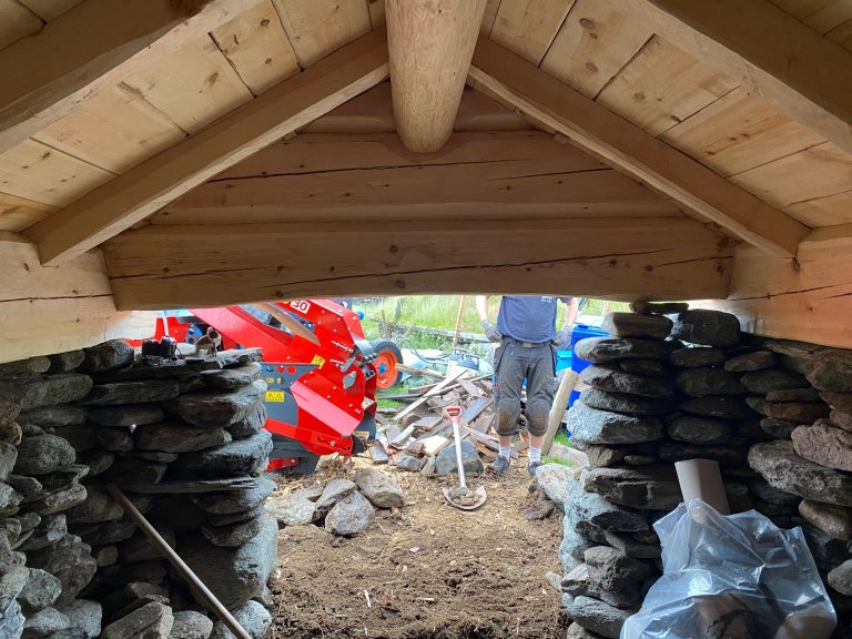 Huset ferdig innvendig, bilde mot inngangsåpning. Foto Solveig Furu Almo