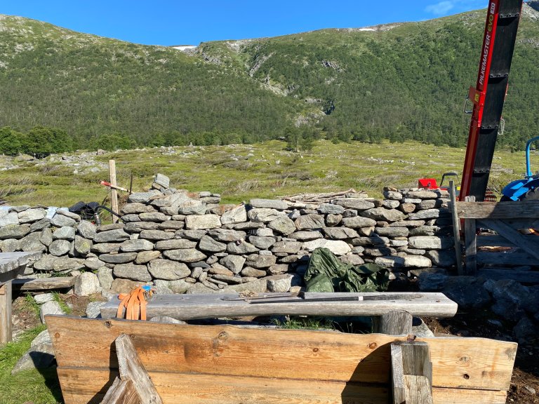 Tak og ein del mur er tatt ned og det er gjort klart for bygging. Foto Solveig Furu Almo