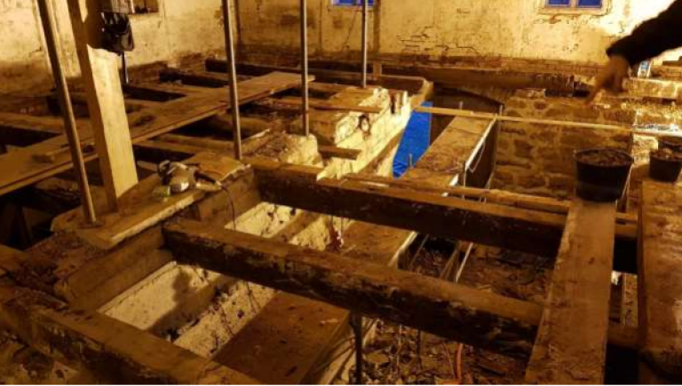 Åpent gulv i gammael låve, gulvrestaurering pågår. Furøya, Agder. Foto.