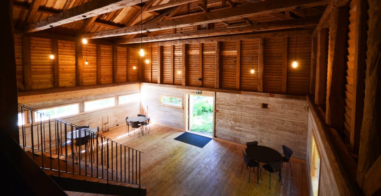 Stort lokale i tre med stor takhøyde. Det gamle hønsehuset er blitt flott. Furøya, Agder. Foto.