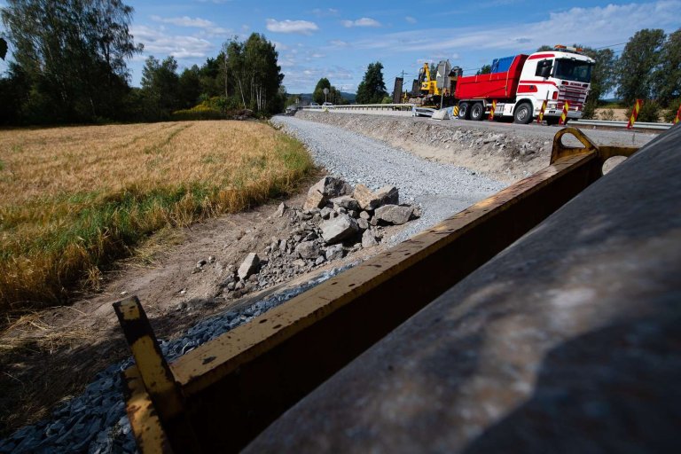 Bilde viser jordvern og lastebil på en vei