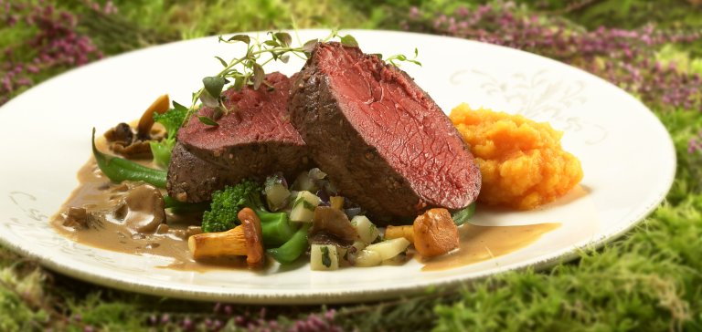 Bilde viser flatbiff av rein på tallerken